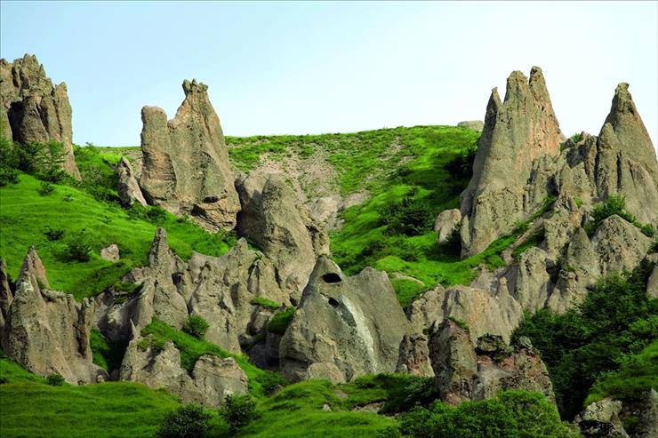 Góry,skały,skałki - Stone_Pyramids_in_Goris.jpg