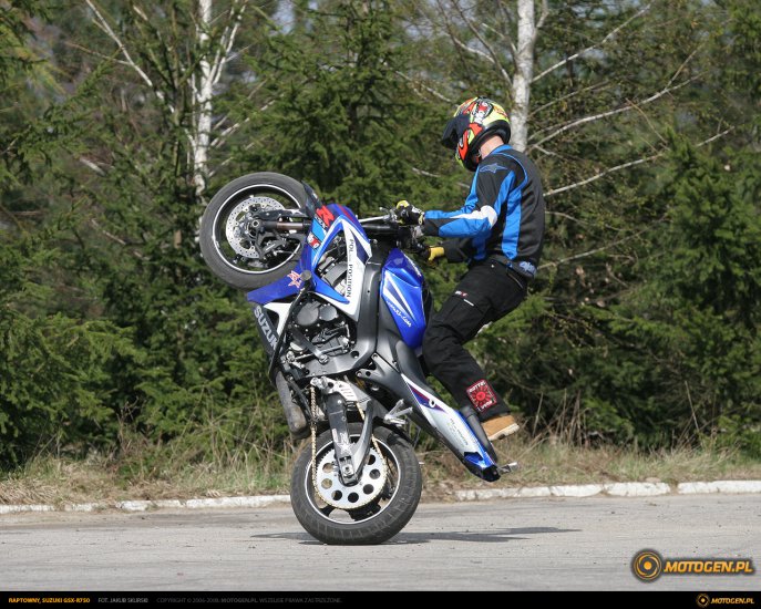 Motocykle - 1280x1024_raptowny_circle_suzuki_gsx-r750_stunt_wallpaper_motogen.pl.jpg