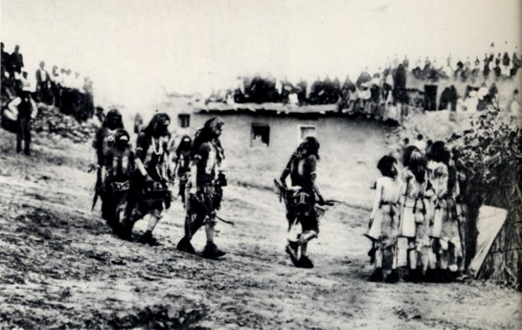 Photos of Indians... - 1910-1925 Edward S. Curtis  Danseurs du Serpent ... Dancers of the Snake entering on the Hopi place.jpg