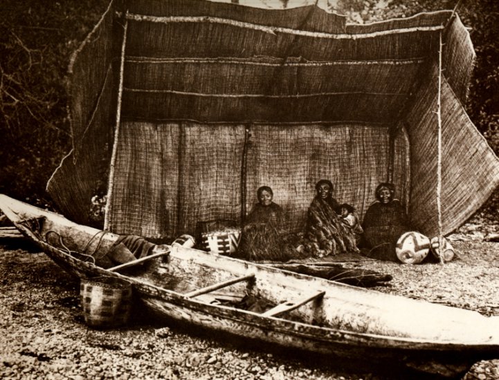 Photos of Indians Edward S. Curtis - 1910-1925 Edward S. Curtis  Campement  Puget Sound, Camping With Puget Sound.jpg